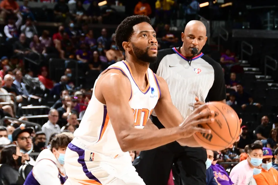 关于转折点菲尼克斯太阳造点机会，CBA常规赛赛前攻防权衡，气氛紧张，球队文化再被提及的信息